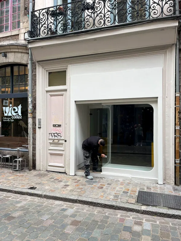 Le local du 23 rue de la Clef avant les travaux, vitrine vide et façade blanche