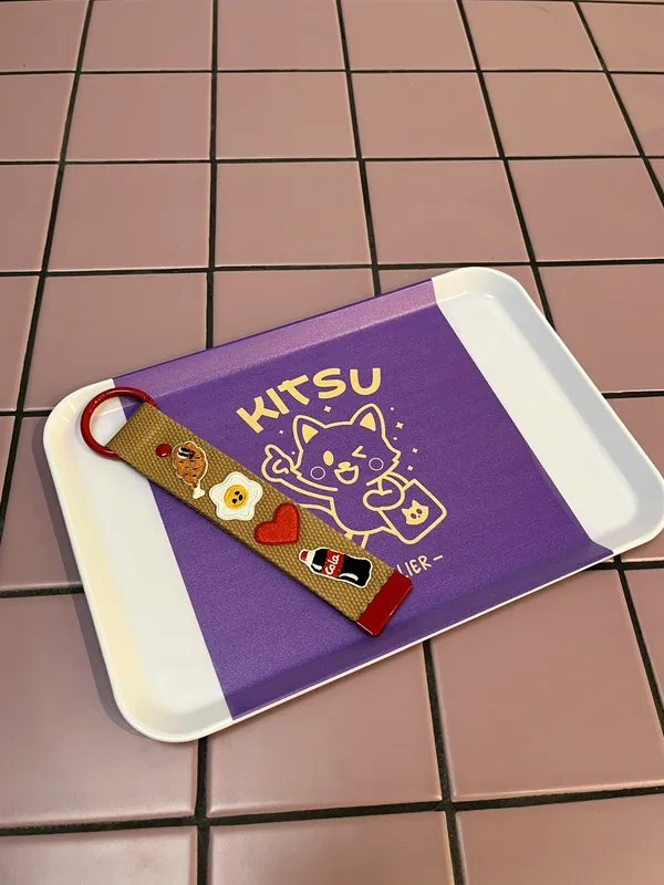 Porte-clés personnalisé avec trois écussons sur un plateau Kitsu violet