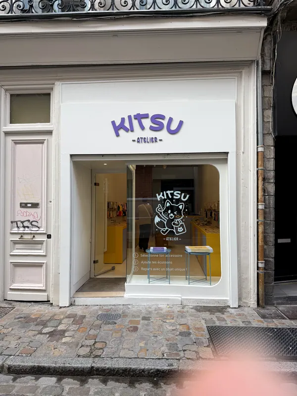 La façade de l'Atelier Kitsu dans la rue de la Clef, entre les immeubles anciens du Vieux-Lille