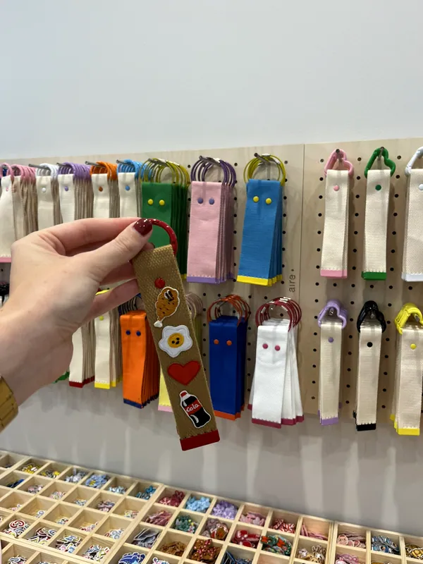 Le mur des porte-clés à personnaliser, dans une vingtaine de coloris